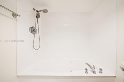 Condominio en alquiler en Miami, Florida, 1 dormitorio, 77.67 m2 № 2055517 - foto 20