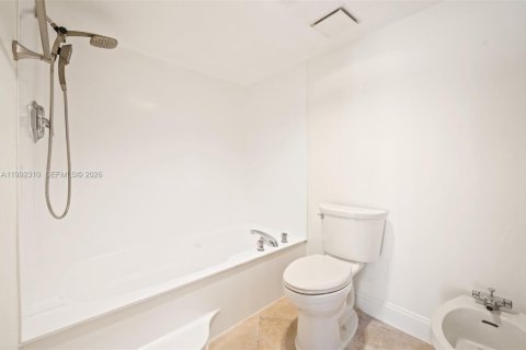 Condominio en alquiler en Miami, Florida, 1 dormitorio, 77.67 m2 № 2055517 - foto 19