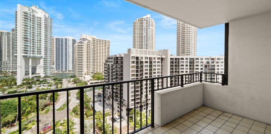 Condominio en Miami, Florida, 1 dormitorio  № 2055517