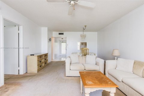 Condo in Margate, Florida, 2 bedrooms  № 2035723 - photo 12