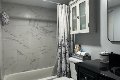 Купить кондоминиум в Тамарак, Флорида 2 спальни, 99.87м2, № 2007846 - фото 9