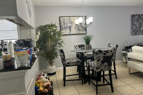 Купить кондоминиум в Тамарак, Флорида 2 спальни, 99.87м2, № 2007846 - фото 5