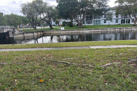 Купить кондоминиум в Тамарак, Флорида 2 спальни, 99.87м2, № 2007846 - фото 13