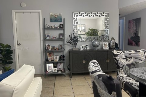 Купить кондоминиум в Тамарак, Флорида 2 спальни, 99.87м2, № 2007846 - фото 11