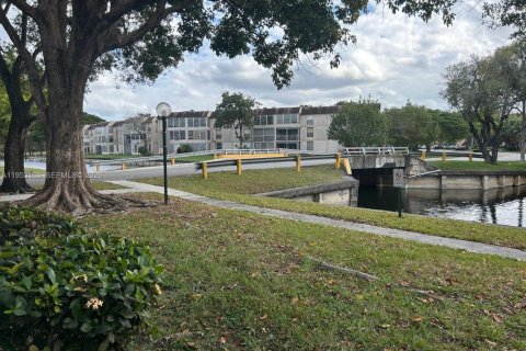 Купить кондоминиум в Тамарак, Флорида 2 спальни, 99.87м2, № 2007846 - фото 14