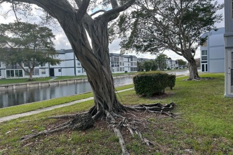 Купить кондоминиум в Тамарак, Флорида 2 спальни, 99.87м2, № 2007846 - фото 15