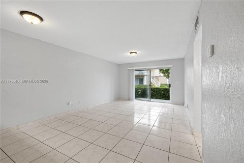 Copropriété à louer à Pembroke Pines, Floride: 1 chambre, 78.32 m2 № 1984482 - photo 4