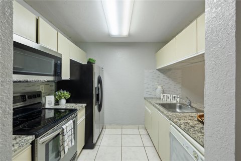 Copropriété à louer à Pembroke Pines, Floride: 1 chambre, 78.32 m2 № 1984482 - photo 2
