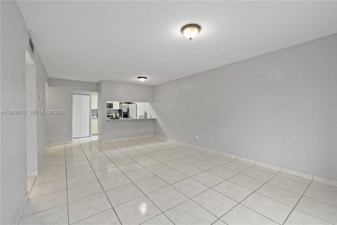 Copropriété à louer à Pembroke Pines, Floride: 1 chambre, 78.32 m2 № 1984482 - photo 5