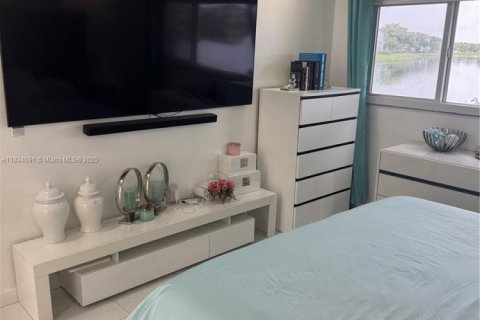 Condo in Pembroke Pines, Florida, 2 bedrooms  № 1816448 - photo 19
