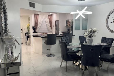 Condo in Pembroke Pines, Florida, 2 bedrooms  № 1816448 - photo 8