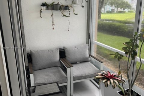 Condo in Pembroke Pines, Florida, 2 bedrooms  № 1816448 - photo 16