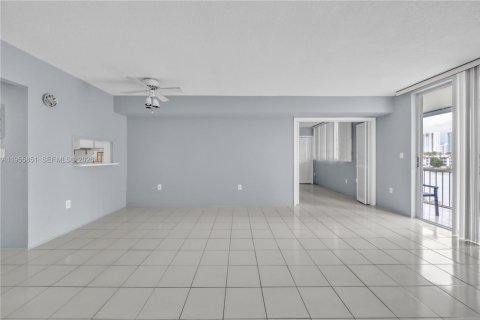 Condominio en alquiler en Aventura, Florida, 2 dormitorios, 71.35 m2 № 2153435 - foto 9