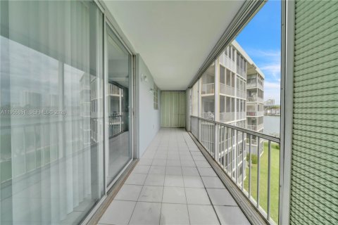 Condominio en alquiler en Aventura, Florida, 2 dormitorios, 71.35 m2 № 2153435 - foto 25