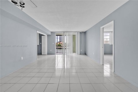 Condominio en alquiler en Aventura, Florida, 2 dormitorios, 71.35 m2 № 2153435 - foto 2