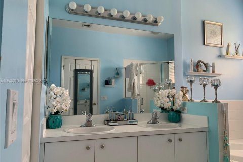 Townhouse in Cutler Bay, Florida 3 bedrooms, 131.55 sq.m. № 2001973 - photo 13