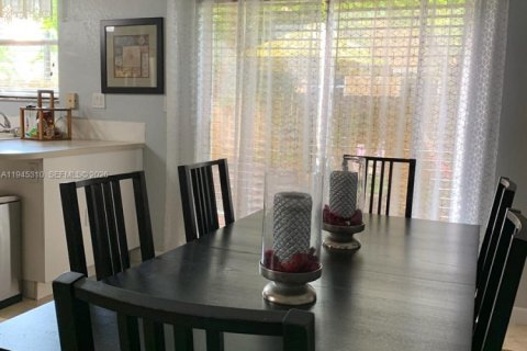 Townhouse in Cutler Bay, Florida 3 bedrooms, 131.55 sq.m. № 2001973 - photo 6