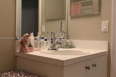 Townhouse in Cutler Bay, Florida 3 bedrooms, 131.55 sq.m. № 2001973 - photo 12