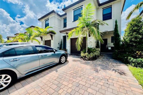 Townhouse in Homestead, Florida 3 bedrooms, 140.65 sq.m. № 1987193 - photo 2