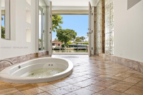 Casa en venta en Miami Beach, Florida, 4 dormitorios, 262.82 m2 № 2339938 - foto 27