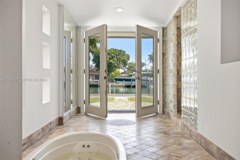 Casa en venta en Miami Beach, Florida, 4 dormitorios, 262.82 m2 № 2339938 - foto 5
