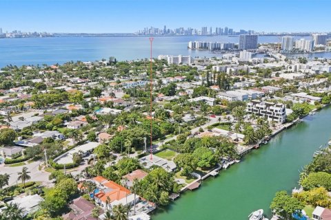 House in Miami Beach, Florida 4 bedrooms, 262.82 sq.m. № 2339938