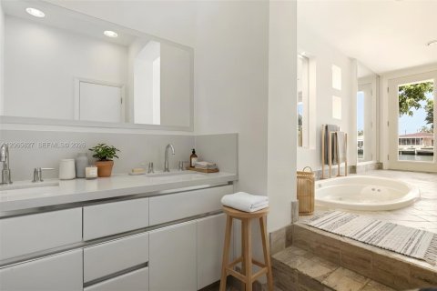 Casa en venta en Miami Beach, Florida, 4 dormitorios, 262.82 m2 № 2339938 - foto 19