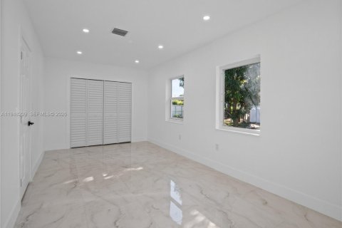 House in Opa-locka, Florida 4 bedrooms, 176.05 sq.m. № 2004204 - photo 9