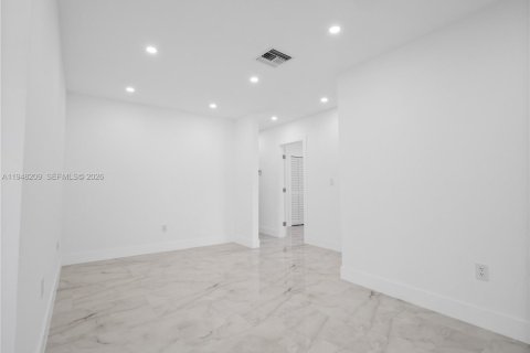 House in Opa-locka, Florida 4 bedrooms, 176.05 sq.m. № 2004204 - photo 12