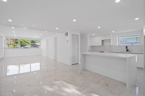 House in Opa-locka, Florida 4 bedrooms, 176.05 sq.m. № 2004204 - photo 19