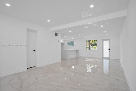 House in Opa-locka, Florida 4 bedrooms, 176.05 sq.m. № 2004204 - photo 17