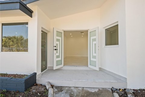 House in Opa-locka, Florida 4 bedrooms, 176.05 sq.m. № 2004204 - photo 3