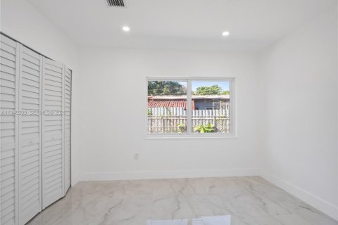 House in Opa-locka, Florida 4 bedrooms, 176.05 sq.m. № 2004204 - photo 4