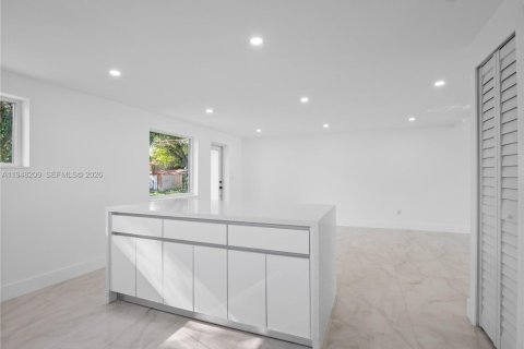 House in Opa-locka, Florida 4 bedrooms, 176.05 sq.m. № 2004204 - photo 24