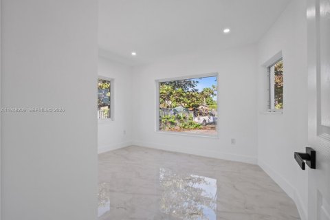 House in Opa-locka, Florida 4 bedrooms, 176.05 sq.m. № 2004204 - photo 14