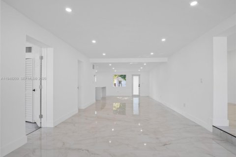 House in Opa-locka, Florida 4 bedrooms, 176.05 sq.m. № 2004204 - photo 15