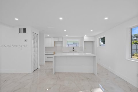 House in Opa-locka, Florida 4 bedrooms, 176.05 sq.m. № 2004204 - photo 18