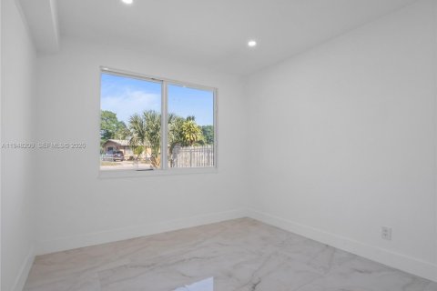 House in Opa-locka, Florida 4 bedrooms, 176.05 sq.m. № 2004204 - photo 25