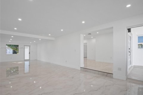 House in Opa-locka, Florida 4 bedrooms, 176.05 sq.m. № 2004204 - photo 16