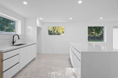 House in Opa-locka, Florida 4 bedrooms, 176.05 sq.m. № 2004204 - photo 23