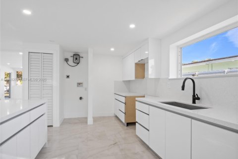 House in Opa-locka, Florida 4 bedrooms, 176.05 sq.m. № 2004204 - photo 20