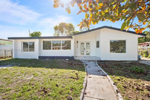 House in Opa-locka, Florida 4 bedrooms, 176.05 sq.m. № 2004204