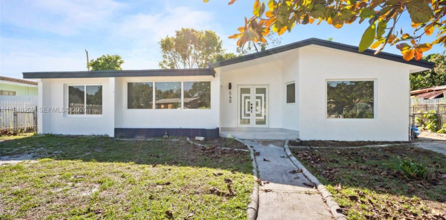 House in Opa-locka, Florida 4 bedrooms, 176.05 sq.m. № 2004204