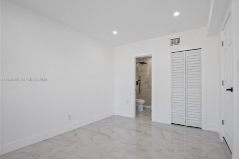 House in Opa-locka, Florida 4 bedrooms, 176.05 sq.m. № 2004204 - photo 27