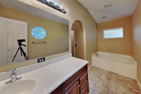 House in Apopka, Florida 4 bedrooms, 206.61 sq.m. № 2259409 - photo 7