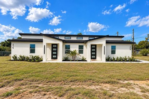 Immobilier commercial à Haines City, Floride 4 chambres, 156.45 m2 № 2433445