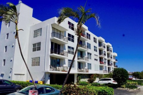 Condominio en Lantana, Florida, 1 dormitorio  № 2245110
