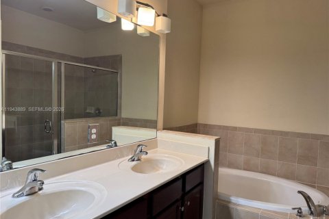 House in Cutler Bay, Florida 4 bedrooms, 201.6 sq.m. № 2000624 - photo 9