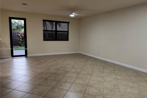 House in Cutler Bay, Florida 4 bedrooms, 201.6 sq.m. № 2000624 - photo 4