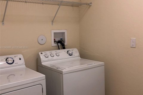 House in Cutler Bay, Florida 4 bedrooms, 201.6 sq.m. № 2000624 - photo 17